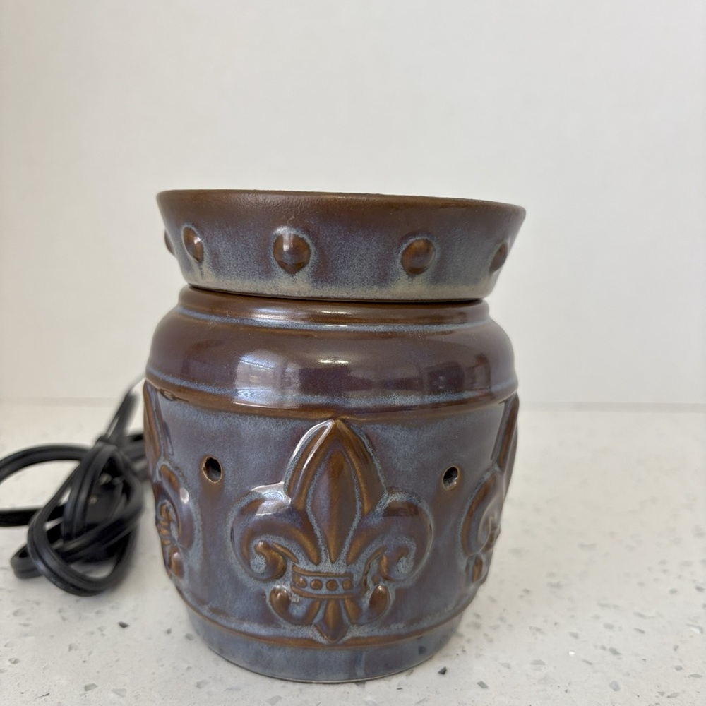 Scentsy Warmer Chateau MSW-CHAT with extra bulbs and scents